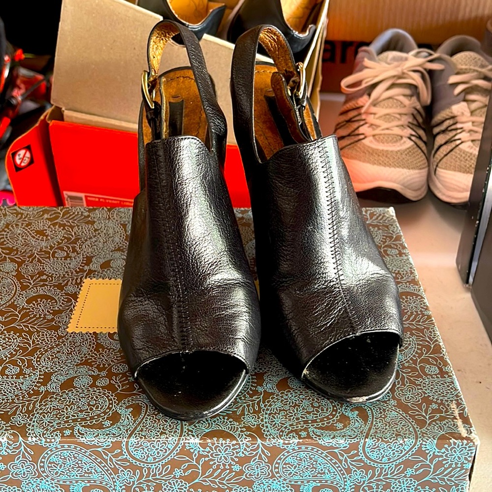 Nine West beautiful summer sandal w/ hedge heel